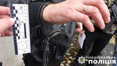 Кілька днів стежили: киянина пограбували на понад 2 млн грн в під'їзді будинку Кілька днів стежили: киянина пограбували на понад 2 млн грн в під'їзді будинку