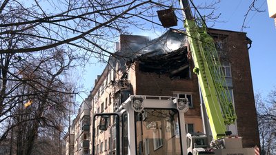 У п'ятиповерхівці демонтують конструкції, на приватному подвір’ї замітають осколки: жителі Чернігова про атаку БпЛА У п'ятиповерхівці демонтують конструкції, на приватному подвір’ї замітають осколки: жителі Чернігова про атаку БпЛА