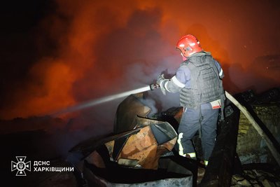 Пожежник гасить вогонь після російського удару по Чугуєву на Харківщині, 7 листопада 2025 року Пожежник гасить вогонь після російського удару по Чугуєву на Харківщині, 7 листопада 2025 року