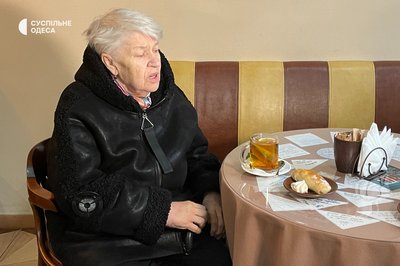 Переселенка зі Слов'янська продає в Одесі вишиті рушники Переселенка зі Слов'янська продає в Одесі вишиті рушники