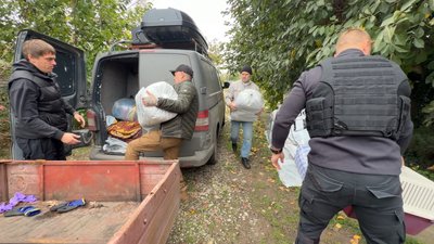 «Їздимо поки спокійно»: у режим тиші волонтери вивозять людей і тварин з «червоних зон» Херсона