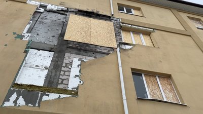Поцілили у багатоповерхівки у Центральному районі Херсона. Очевидці російських атак дронами типу "Молнія" про наслідки Поцілили у багатоповерхівки у Центральному районі Херсона. Очевидці російських атак дронами типу "Молнія" про наслідки