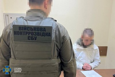 Жителів Полтавщини підозрюють у держзраді: фотографували аеродроми та F-16 Жителів Полтавщини підозрюють у держзраді: фотографували аеродроми та F-16