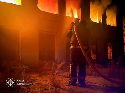 У будинку культури у Великому Бурлуку на Харківщині сталася пожежа через удар БпЛА, 16 грудня 2025 року