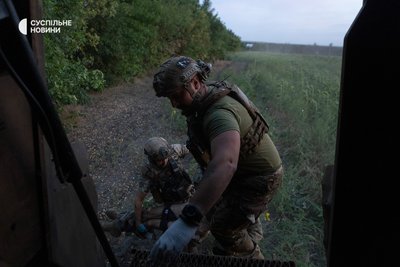 Бойові медики 2 бату 68 бригади під обстрілами забирають тіло загиблого бійця на "нулі" на Покровському напрямку Бойові медики 2 бату 68 бригади під обстрілами забирають тіло загиблого бійця на "нулі" на Покровському напрямку