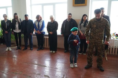 "Стануть сімейними реліквіями". Синові загиблого героя передали нагороди та берет батька-прикордонника "Стануть сімейними реліквіями". Синові загиблого героя передали нагороди та берет батька-прикордонника