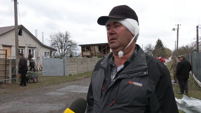 "Посікло йому обличчя, мені розірвало долоню": що розповідають місцеві жителі про дронову атаку РФ по Ніжинському району "Посікло йому обличчя, мені розірвало долоню": що розповідають місцеві жителі про дронову атаку РФ по Ніжинському району