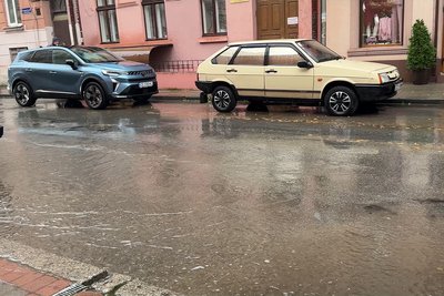 Підтоплення на одній із вулиць міста Чернівці Підтоплення на одній із вулиць міста Чернівці