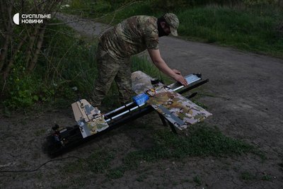 Боєць підрозділу ударних дронів батальйону безпілотних систем "Сапсани" 30 ОМБр готує дрон типу "блискавка" до бойової роботи. Донеччина, травень 2026 року Боєць підрозділу ударних дронів батальйону безпілотних систем "Сапсани" 30 ОМБр готує дрон типу "блискавка" до бойової роботи. Донеччина, травень 2026 року