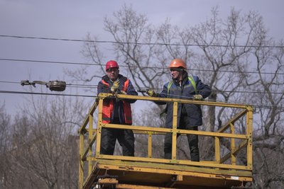 Енергетики працюють на місці удару БпЛА у Харкові Енергетики працюють на місці удару БпЛА у Харкові