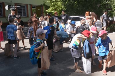 Рюкзаки, канцелярія та підручники: як в Одесі допомагають дітям із закладів соцзахисту