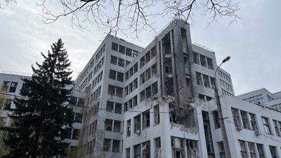 Пошкодження у Держпромі внаслідок російського авіаудару Пошкодження у Держпромі внаслідок російського авіаудару