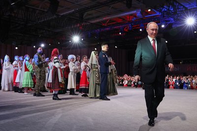 Лідер Росії Володимир Путін (праворуч) залишає сцену Національного центру "Росія" під час церемонії відкриття "Року єдності народів Росії", яким він оголосив 2026-й рік, Москва, 5 лютого 2026 року Лідер Росії Володимир Путін (праворуч) залишає сцену Національного центру "Росія" під час церемонії відкриття "Року єдності народів Росії", яким він оголосив 2026-й рік, Москва, 5 лютого 2026 року