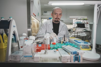 Науковець працює в лабораторії Каразінського університету Науковець працює в лабораторії Каразінського університету