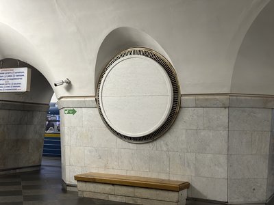 На стінах станції метро "Вокзальна" в Києві закривають комуністичну символіку На стінах станції метро "Вокзальна" в Києві закривають комуністичну символіку