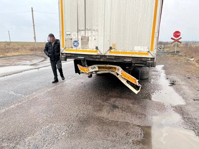 В'їхав у вантажівку перед залізничним переїздом: на Рівненщині загинув водій В'їхав у вантажівку перед залізничним переїздом: на Рівненщині загинув водій