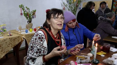 "П'ять поколінь вже пишуть писанки": як у Новгороді-Сіверському готуються до Великодня "П'ять поколінь вже пишуть писанки": як у Новгороді-Сіверському готуються до Великодня