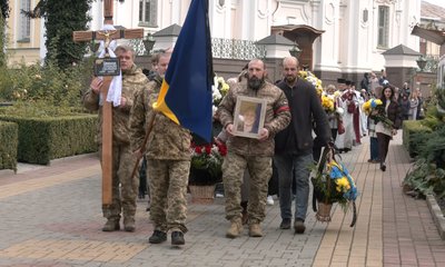 Єдиний син у батьків: у Луцьку попрощалися з 30-річним солдатом Владиславом Драганчуком Єдиний син у батьків: у Луцьку попрощалися з 30-річним солдатом Владиславом Драганчуком