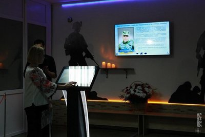 "Щоб усі бачили їх імена": меморіальний комплекс на честь загиблих випускників відкрили у ліцеї в Рівному "Щоб усі бачили їх імена": меморіальний комплекс на честь загиблих випускників відкрили у ліцеї в Рівному
