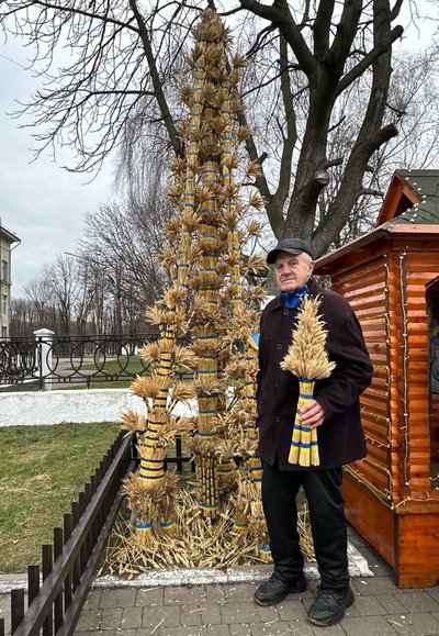 На Львівщині у Шептицькому встановили майже 4-метровий святковий сніп і різдвяну шопку На Львівщині у Шептицькому встановили майже 4-метровий святковий сніп і різдвяну шопку
