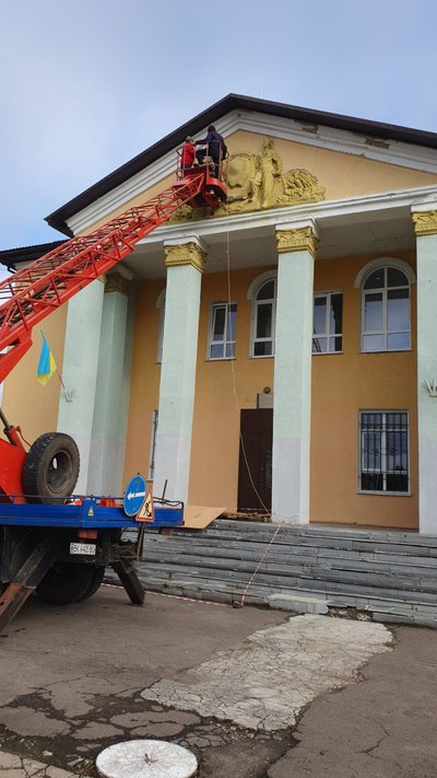 Декомунізація: у міському клубі на Рівненщині прибрали барельєф радянських часів Декомунізація: у міському клубі на Рівненщині прибрали барельєф радянських часів