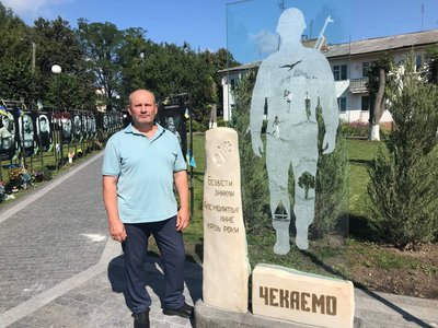 "Молимось… Чекаємо…": в Андрушівці на Алеї Героїв відкрили стелу безвісти зниклим героям російсько-української війни "Молимось… Чекаємо…": в Андрушівці на Алеї Героїв відкрили стелу безвісти зниклим героям російсько-української війни