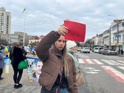 Учасниця акції закликала водіїв підтримувати акцію сигналом Учасниця акції закликала водіїв підтримувати акцію сигналом