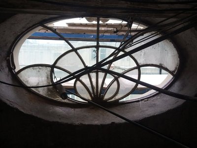 Пластикове замість старовинного: у тернопільській школі замінили вікно Пластикове замість старовинного: у тернопільській школі замінили вікно