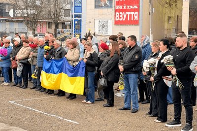 У Подільську вшанували загиблих у березні воїнів: на Алеї Слави пролунав "Дзвін пам’яті" У Подільську вшанували загиблих у березні воїнів: на Алеї Слави пролунав "Дзвін пам’яті"