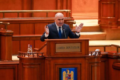 Прем'єр-міністр Румунії Іліє Боложан виступає на засіданні парламенту у день оголошення його уряду вотуму недовіри. Бухаресті, 5 травня 2026 року Прем'єр-міністр Румунії Іліє Боложан виступає на засіданні парламенту у день оголошення його уряду вотуму недовіри. Бухаресті, 5 травня 2026 року