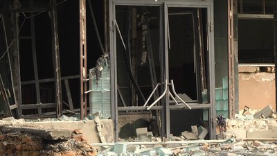 Внаслідок обстрілу будівлі вибиті двері та вікна Внаслідок обстрілу будівлі вибиті двері та вікна