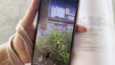 Одна із мешканок громади показує на телефоні наслідки вибуху Одна із мешканок громади показує на телефоні наслідки вибуху