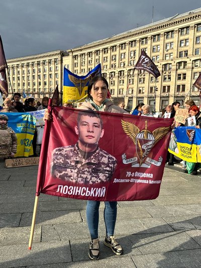 Юлія відвідує зустрічі та акції, щоб знайти інформацію про брата Юлія відвідує зустрічі та акції, щоб знайти інформацію про брата
