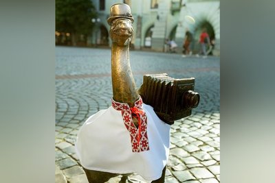 У Мукачеві мініскульптури одягнули у вишиванки