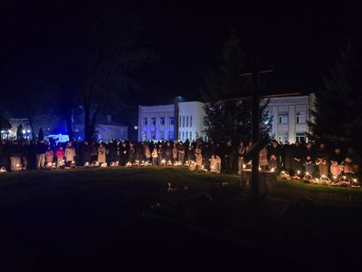 Люди святять великодні кошики біля Свято-Покровського храму ПЦУ у селищі Теплик Люди святять великодні кошики біля Свято-Покровського храму ПЦУ у селищі Теплик
