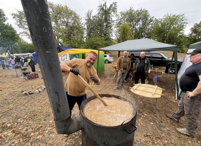 У Бобриці на Черкащині варили борщ під парасольками