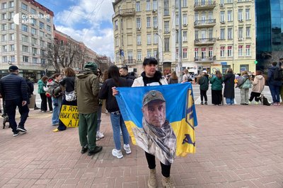 "Вони чекають щомити на волю": у Києві відбулася акція "Не мовчи, полон вбиває" "Вони чекають щомити на волю": у Києві відбулася акція "Не мовчи, полон вбиває"