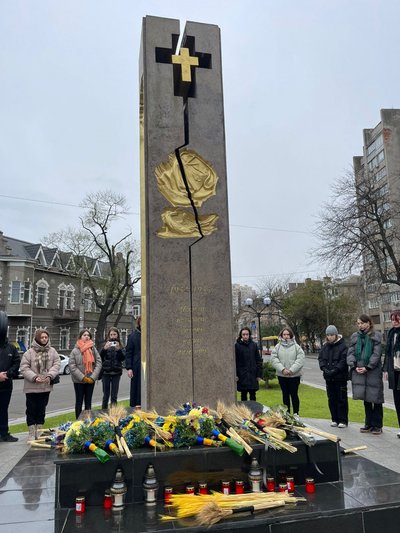 Поклали квіти та колоски до памʼятного знаку: в Одесі вшанували памʼять жертв Голодоморів Поклали квіти та колоски до памʼятного знаку: в Одесі вшанували памʼять жертв Голодоморів