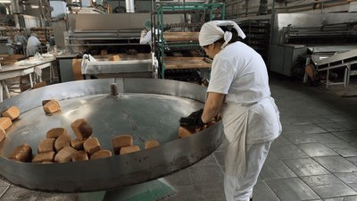 Працівниці на хлібзаводі Працівниці на хлібзаводі