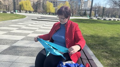 Наталія показує випускні стрічки своїх класів Наталія показує випускні стрічки своїх класів