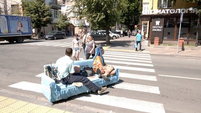 Подорожують Україною на дивані на колесах: у Вінницю приїхали волонтери, які збирають гроші на дрони Подорожують Україною на дивані на колесах: у Вінницю приїхали волонтери, які збирають гроші на дрони