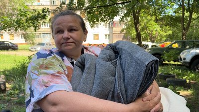 “Усе в сажі, доведеться викинути”. Атака дрона на багатоповерхівку в Краматорську: як жителі оговтуються після обстрілу