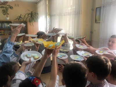 "Наші маленькі сердечка зігріють їхні великі серця". В Ужгороді діти розмальовували пряники для військових на фронті "Наші маленькі сердечка зігріють їхні великі серця". В Ужгороді діти розмальовували пряники для військових на фронті