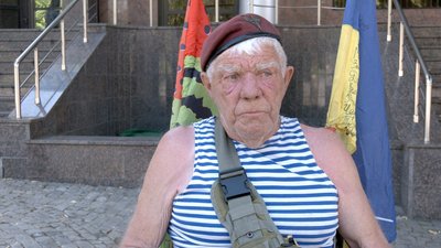 Мандрує містами України й збирає гроші на армію: волонтер із Херсона Григорій Янченко приїхав у Вінницю Мандрує містами України й збирає гроші на армію: волонтер із Херсона Григорій Янченко приїхав у Вінницю