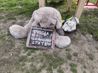 "Страшно, коли ти ховаєш своїх дітей": рік після ракетного удару по дитмайданчику у Кривому Розі "Страшно, коли ти ховаєш своїх дітей": рік після ракетного удару по дитмайданчику у Кривому Розі