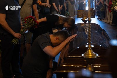 У центрі Києва прощаються із загиблим пілотом F-16 У центрі Києва прощаються із загиблим пілотом F-16