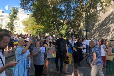 В Одесі на День міста проходить мітинг проти тендерів на реконструкції будівель суду та театру В Одесі на День міста проходить мітинг проти тендерів на реконструкції будівель суду та театру