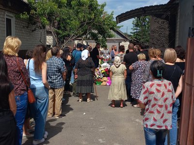 У Павлограді на Дніпропетровщині прощаються із загиблою в Німеччині 9-річною Валерією Гудзенко У Павлограді на Дніпропетровщині прощаються із загиблою в Німеччині 9-річною Валерією Гудзенко