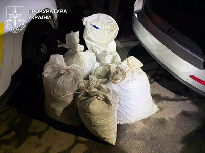 Вилучили бурштин на майже 2,5 мільйонів грн у Рівному Вилучили бурштин на майже 2,5 мільйонів грн у Рівному