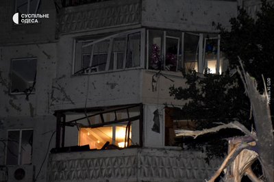 Одесу атакували дронами Shahed: в одному з районів вибило вікна в будинку, є загиблі Одесу атакували дронами Shahed: в одному з районів вибило вікна в будинку, є загиблі